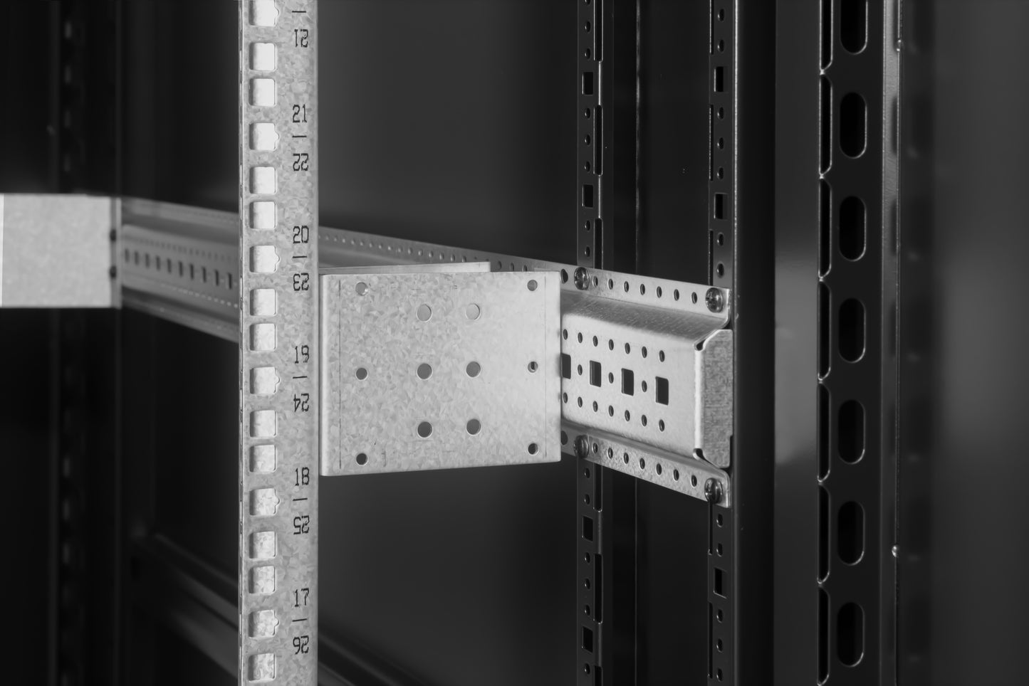 RC11-8247-P | Szafa serwerowa CobiCabling 19" 47U 800x1200mm, nośność 1000kg, wentylacja