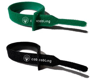 Opaski rzepowe CobiCabling 20 × 300 mm — czarna A00-8330 na dole i zielona A02-8330. Oferta dotyczy czarnej opaski.