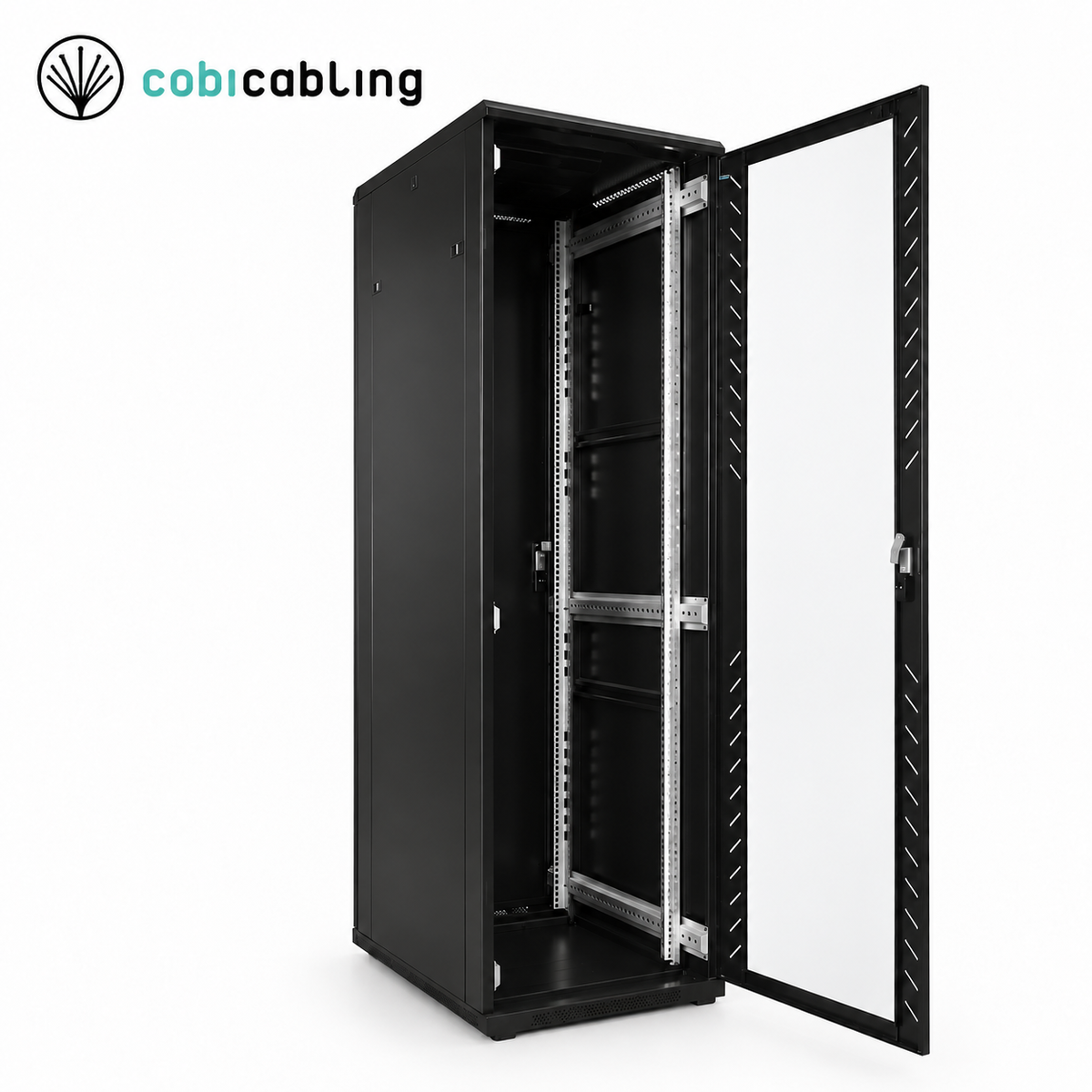 Otwarta szafa rack CobiCabling RC11-6242 42U z logo producenta w lewym górnym rogu