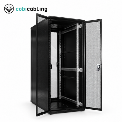 Szafa rack 19″ CobiCabling RC11 27U, szerokość 600 mm, drzwi perforowane – otwarta, widok z przodu