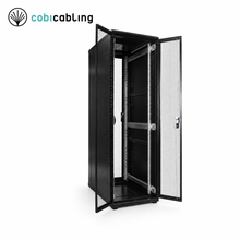 Szafa rack 19″ CobiCabling RC11 42U, szerokość 600 mm, drzwi perforowane – otwarta, widok z przodu