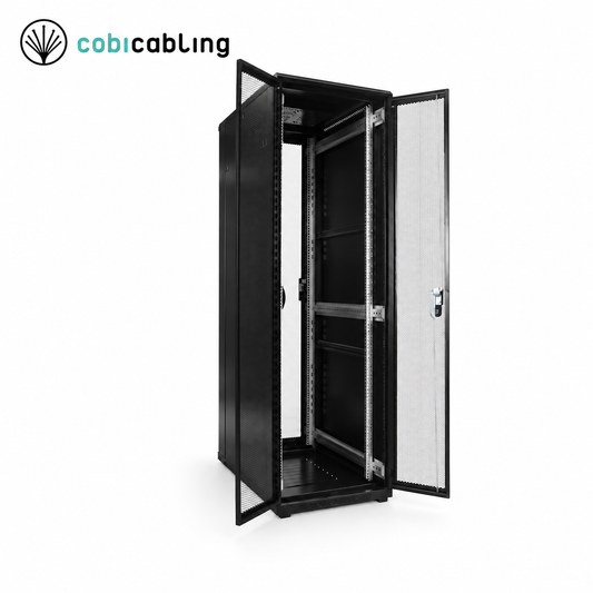 Szafa rack 19″ CobiCabling RC11 42U, szerokość 600 mm, drzwi perforowane – otwarta, widok z przodu