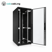 Szafa rack 19″ CobiCabling RC11 42U, szerokość 800 mm, szklane drzwi – otwarta, widok z przodu