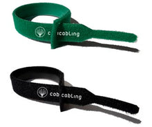 Opaski rzepowe CobiCabling 20 × 300 mm — czarna A00-8330 na dole i zielona A02-8330. Oferta dotyczy czarnej opaski.