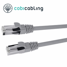 Szary patchcord ekranowany CobiCabling — zdjęcie główne z logo producenta