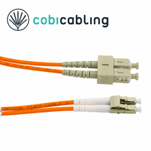 Patchcord światłowodowy CobiCabling OM2 duplex LSOH — zdjęcie główne z logo CobiCabling