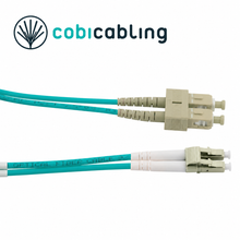 Patchcord światłowodowy CobiCabling OM3 duplex LSOH — zdjęcie główne z logo CobiCabling
